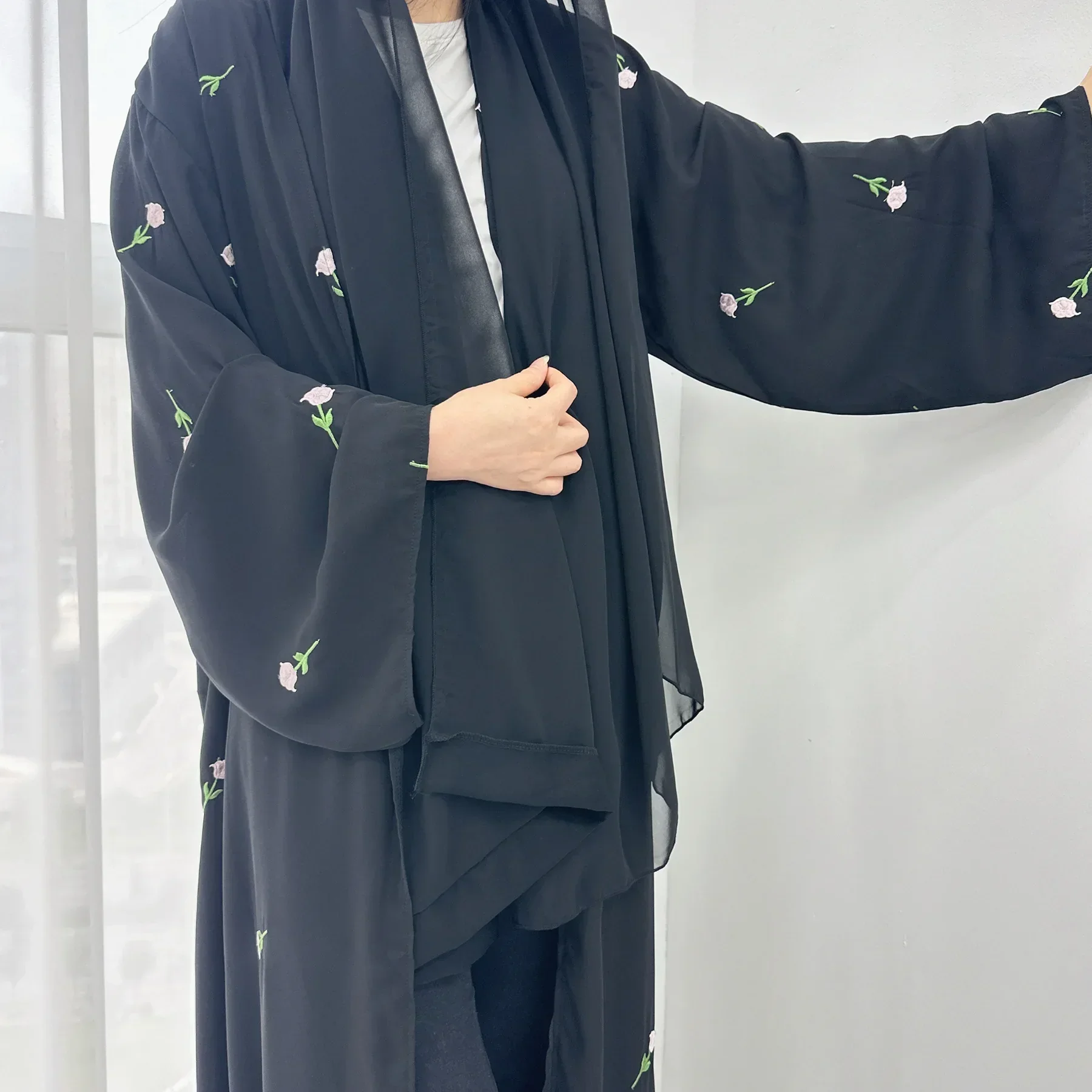 Cardigan brodé de fleurs pour femmes, Kimono Aabaya - image de produit 3